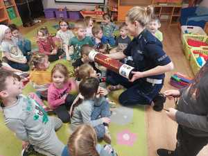 policjantka z grupą przedszkolaków