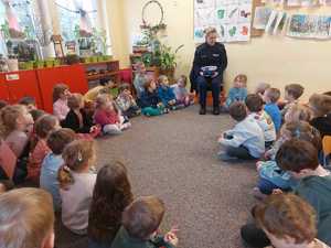 Policjantka z dziećmi w przedszkolu