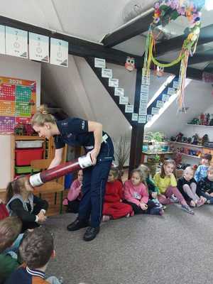 Policjantka z dziećmi w przedszkolu