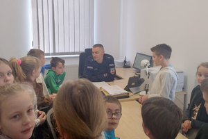 Dzieci odwiedzają policjantów w komisariacie w Dobrzejewicach