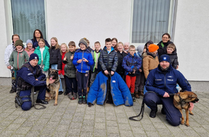 Dzieci odwiedzają policjantów w komisariacie w Dobrzejewicach