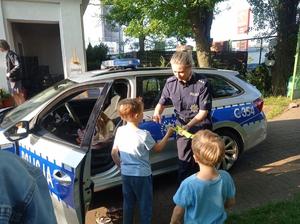 Policjantki pokazują dzieciom radiowóz