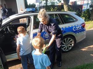 Policjantki pokazują dzieciom radiowóz