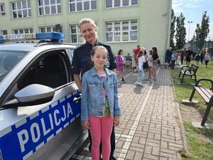 Policjantki pokazują dzieciom radiowóz