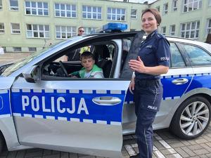 Policjantki pokazują dzieciom radiowóz