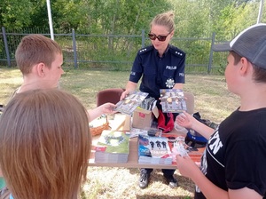 Policjantka rozmawia o bezpieczeństwie rowerzystów