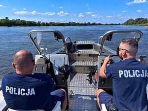 Policjanci na łodzi motorowej