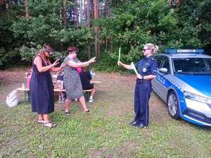 Policjantki z uczestnikami pikniku charytatywnego