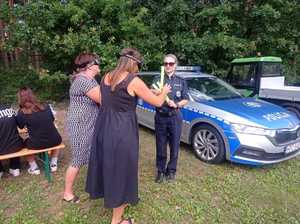 Policjantki z uczestnikami pikniku charytatywnego