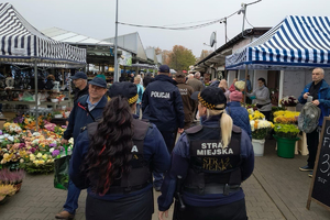 policjanci, straż leśna i straż miejska na targowisku miejskim