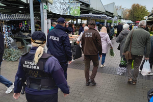 policjanci, straż leśna i straż miejska na targowisku miejskim