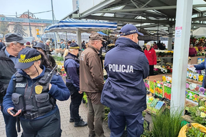 policjanci, straż leśna i straż miejska na targowisku miejskim