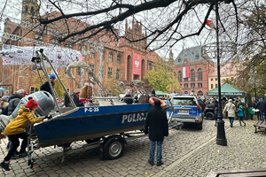 Policjanci na pikniku patriotycznym