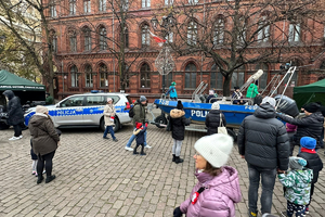 Policjanci na pikniku patriotycznym