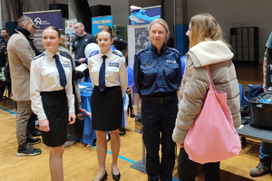 policjanci na targach pracy w Toruniu i ich stanowisko