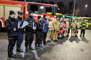 służby mundurowe rozdają odblaski na dworcu