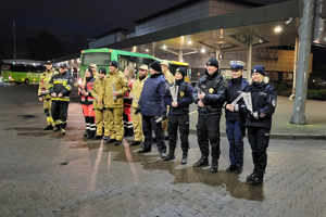 służby mundurowe rozdają odblaski na dworcu