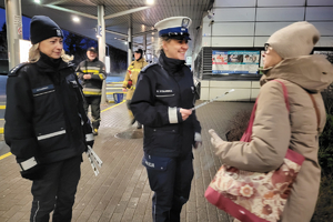 służby mundurowe rozdają odblaski na dworcu