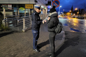 służby mundurowe rozdają odblaski na dworcu