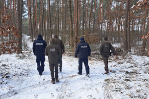 wspólny patrol służb w lesie