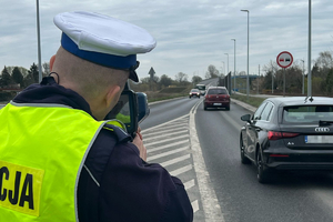Policjant kontroluje prędkość