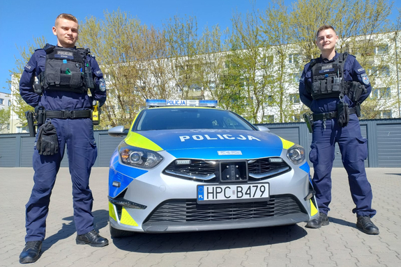 Policjanci przed Radiowozem
