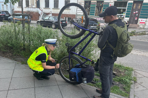 policjanci kontrolują podczas akcji &quot;Bezpieczny Rowerzysta&quot;