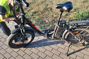 policjanci kontrolują podczas akcji &quot;Bezpieczny Rowerzysta&quot;