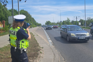 Policjanci ruchu drogowego kontrolują prędkość