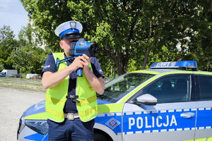 Policjanci ruchu drogowego kontrolują prędkość
