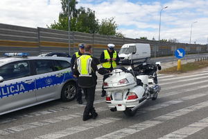 Policjanci kontrolują motocyklistów