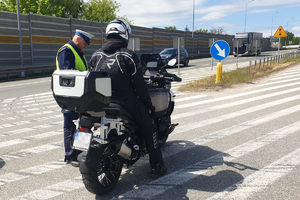 Policjanci kontrolują motocyklistów