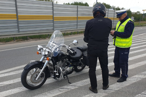 Policjanci kontrolują motocyklistów
