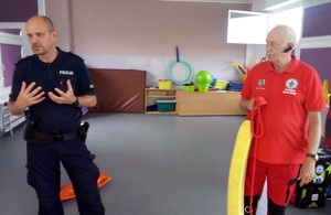 Policjanci i ratownik podczas pogadanki z dziećmi