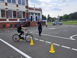Policjantka w ramach akcji &quot;Kręci mnie bezpieczeństwo w lecie&quot; spotkała się z uczniami