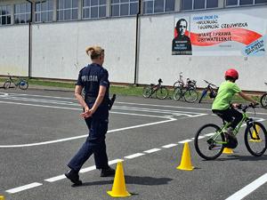 Policjantka w ramach akcji &quot;Kręci mnie bezpieczeństwo w lecie&quot; spotkała się z uczniami