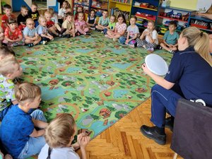 Wizyta policjantki w przedszkolu.