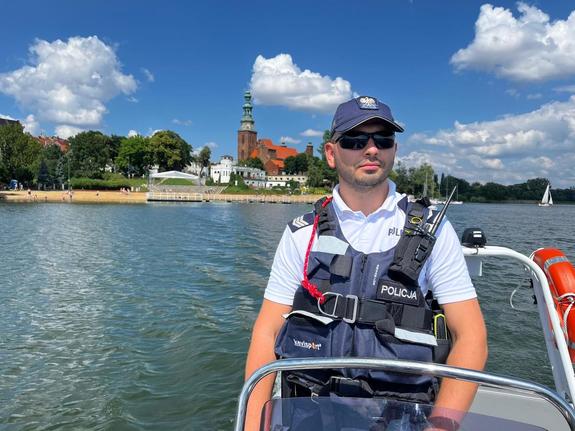 Policjanci w łodzi