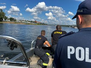 Policjanci w łodzi