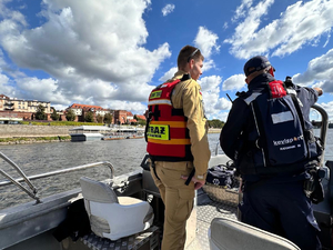 Policjant i strażak na łodzi