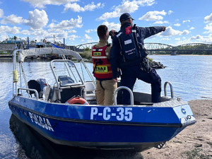 Policjant i strażak na łodzi