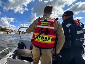 Policjant i strażak na łodzi