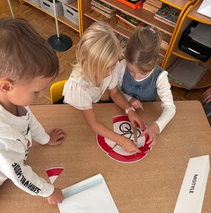Policjantka edukuje przedszkolaki