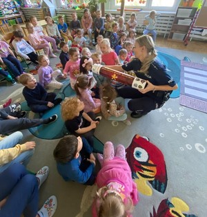 Policjantka edukuje przedszkolaki