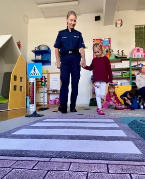 Policjantka edukuje przedszkolaki