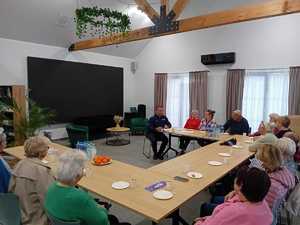 Rozmowa dzielnicowego z Seniorami