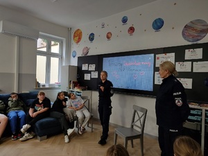 Policjantki rozmawiają z dziećmi nt. przemocy