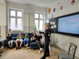 Policjantki rozmawiają z dziećmi nt. przemocy