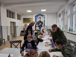 Dzieci rysują plakaty