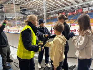 Policjantki rozdają odblaski